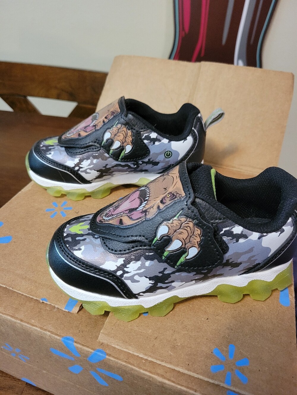 Little Boys Jurassic World Shoes. - Picture 6 of 10